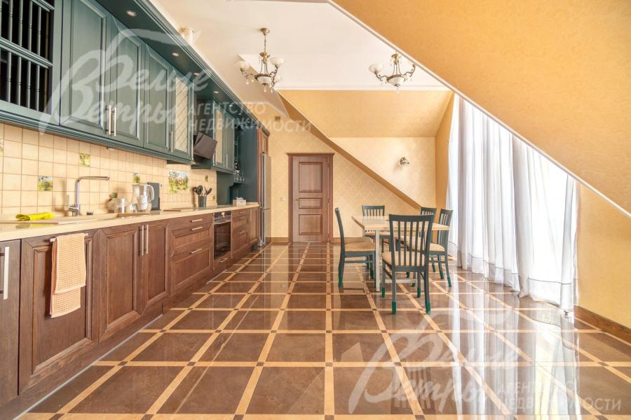 Кухня-столовая-гостиная 101 кв.м, расположена на 2-ом этаже дома