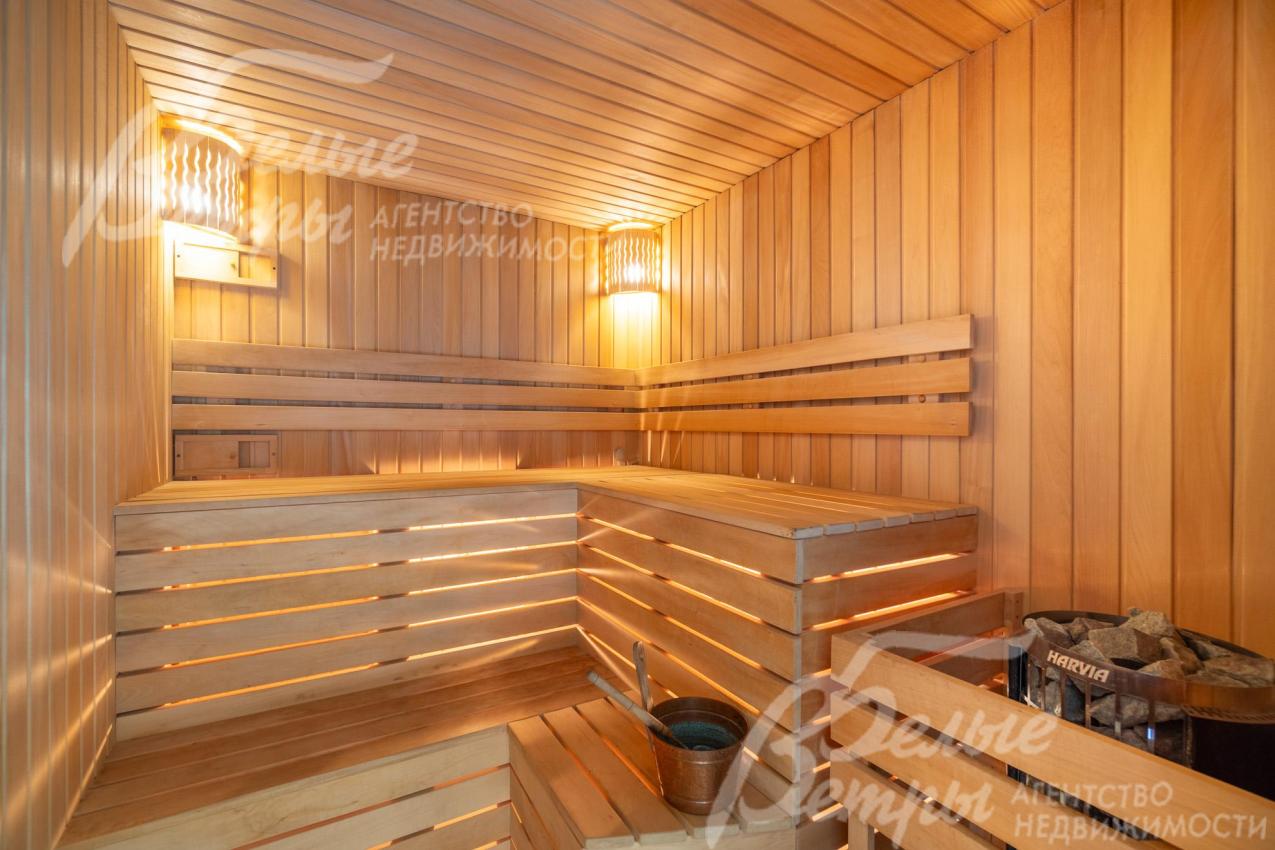 На первом этаже располагается электрическая сауна Harvia, рядом с парной - душевая