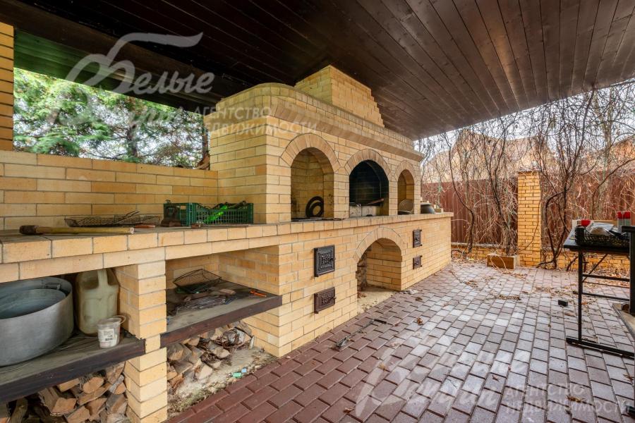 В гостевом доме - просторная терраса с навесом. На террасе есть камин, мангал, две печи, мойка