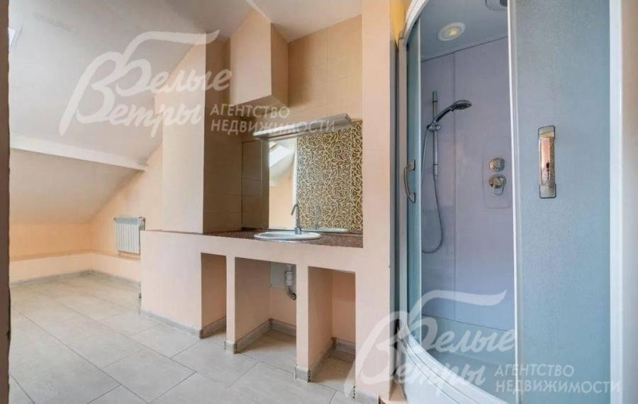 Санузел на мансардном этаже - с душевой кабиной