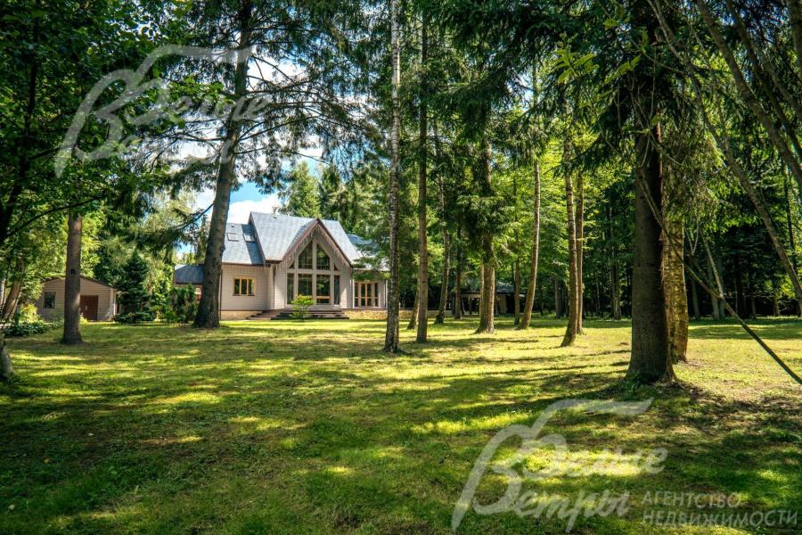 Участок находится в живописном тихом месте вдали от шумных дорог