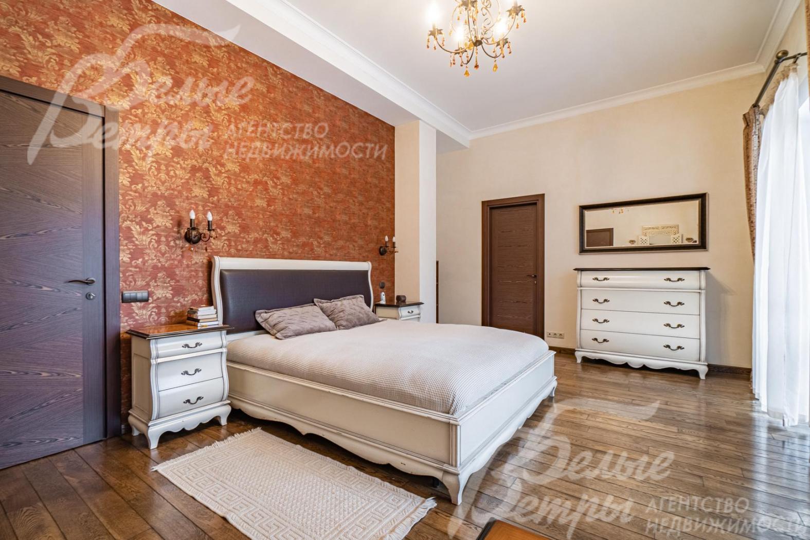 Спальня 34 кв.м с санузлом, гардеробной и выходом на балкон 