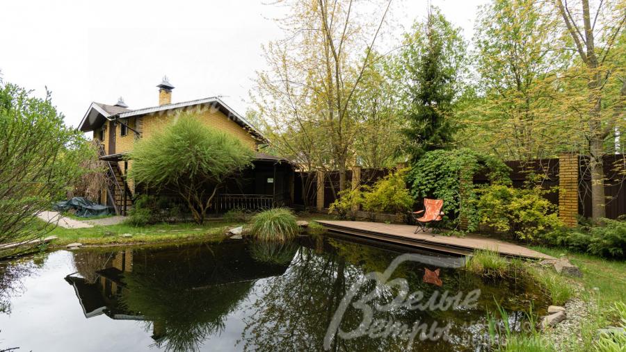 Участок со всех сторон огорожен забором