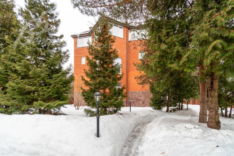 Дом стоит на живописном благоустроенном участке, где растут ели, лиственница, кедр, липы и туи