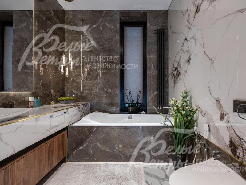 В санузле мастер-спальни - ванная и душевая