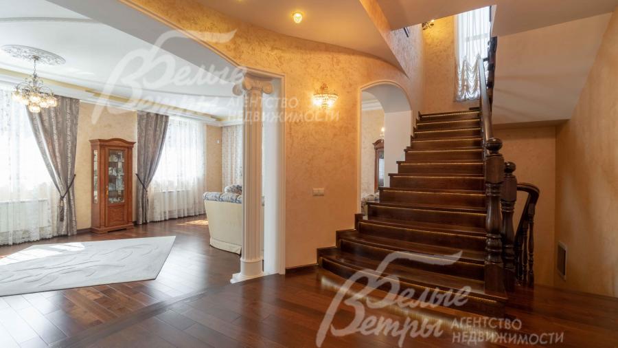 холл с лестницей и колоннами. Декоративная штукатурка Хагери на стенах