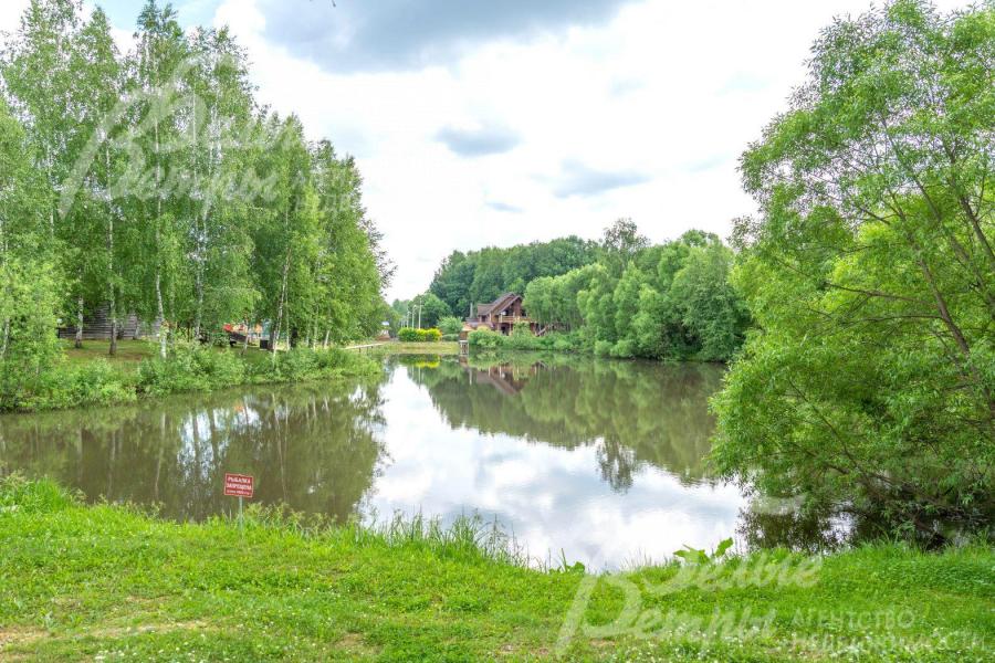 Есть природное озеро с общественной зоной отдыха и беседкой.