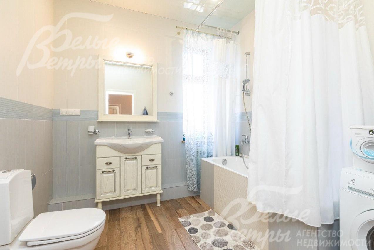 Санузел с ванной и стиральной машинкой.