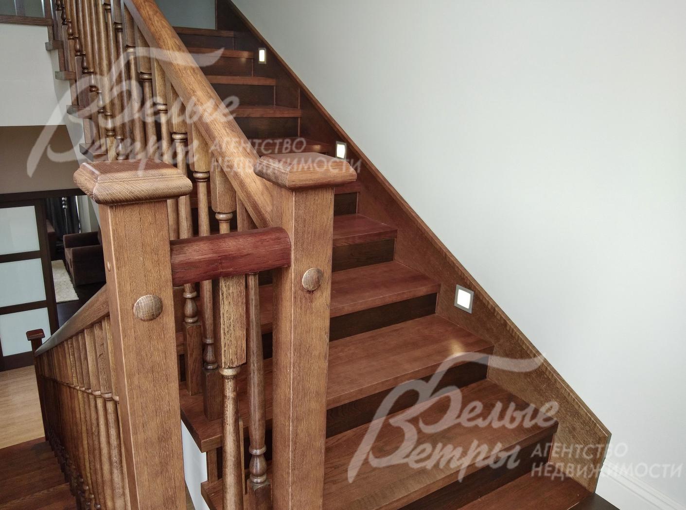 Лестничный марш с подсветкой, облицованный массивом дуба