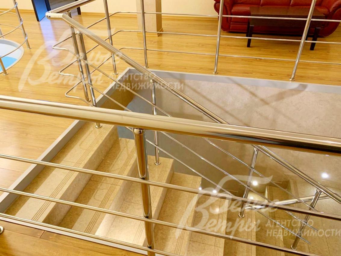 Лестница с ограждением из нержавейки