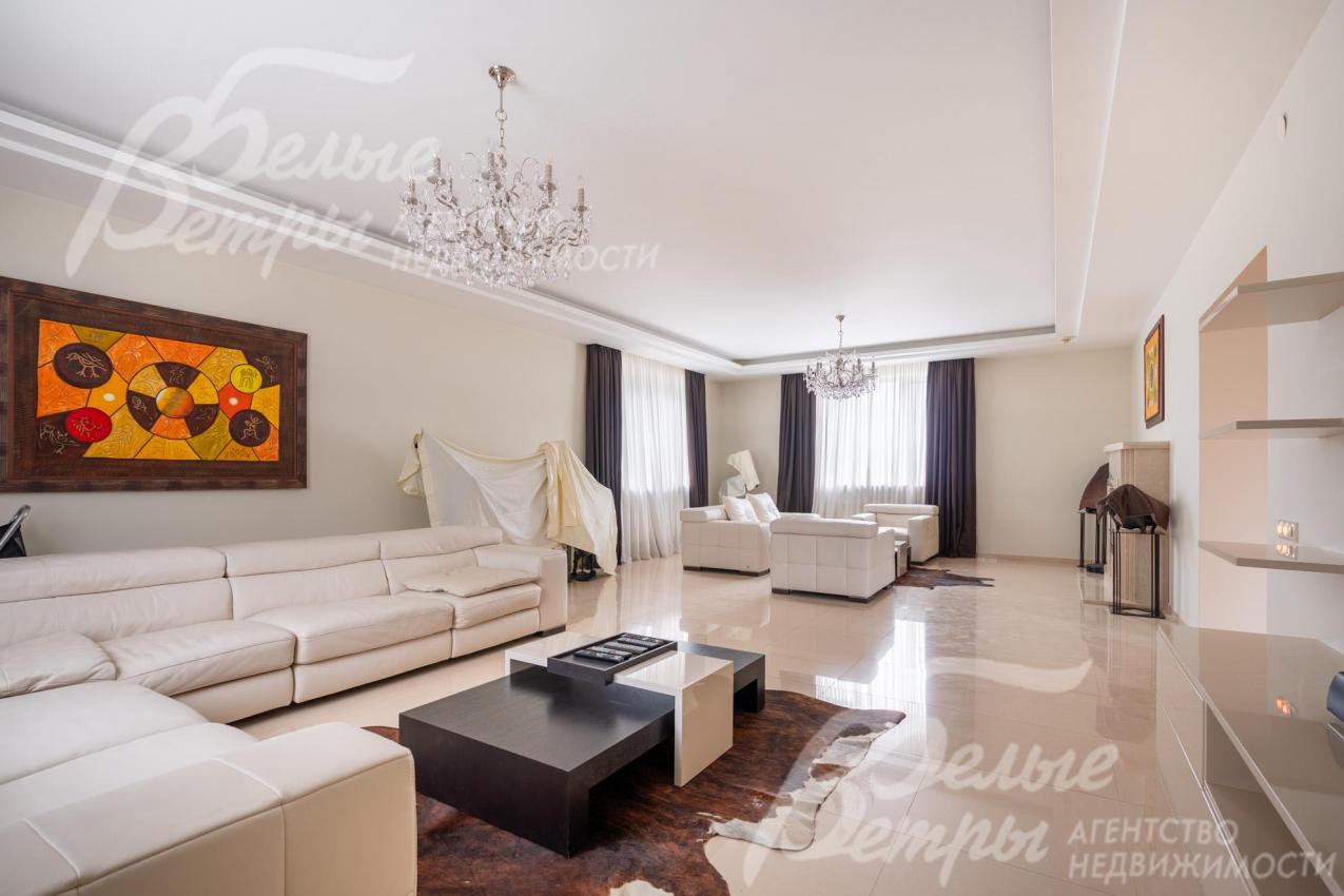 Дом полностью готов к комфортному проживанию: выполнена качественная отделка, соответствующая эстетике современной классики