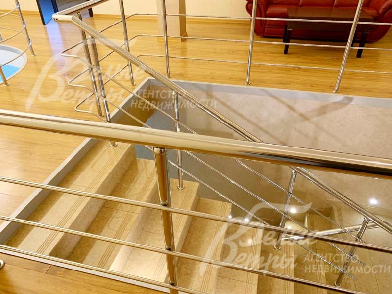 Лестница с ограждением из нержавейки
