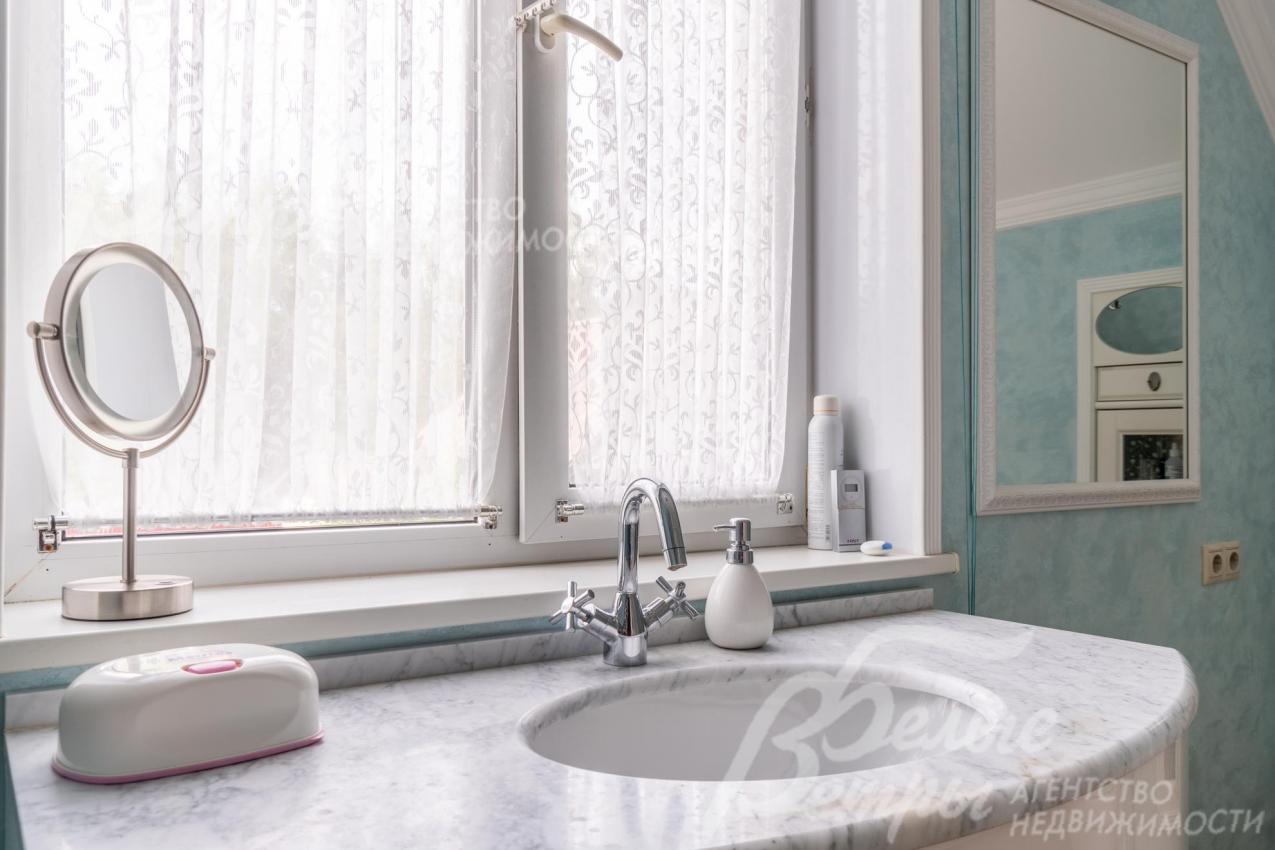 Раковина расположена у окна