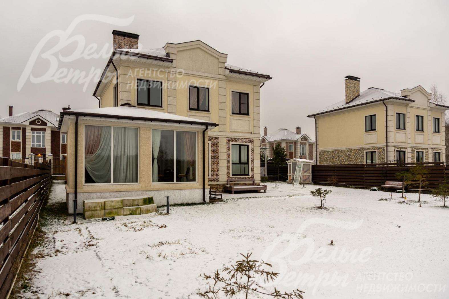 Застеклённая тёплая терраса — отличное место для спокойного отдыха в любую погоду