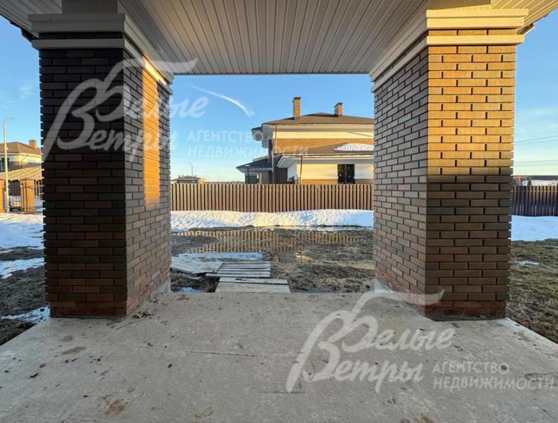 Дом - с широкими свесами крыши, просторными открытыми пространствами, общая площадь террас – 46,5 м²