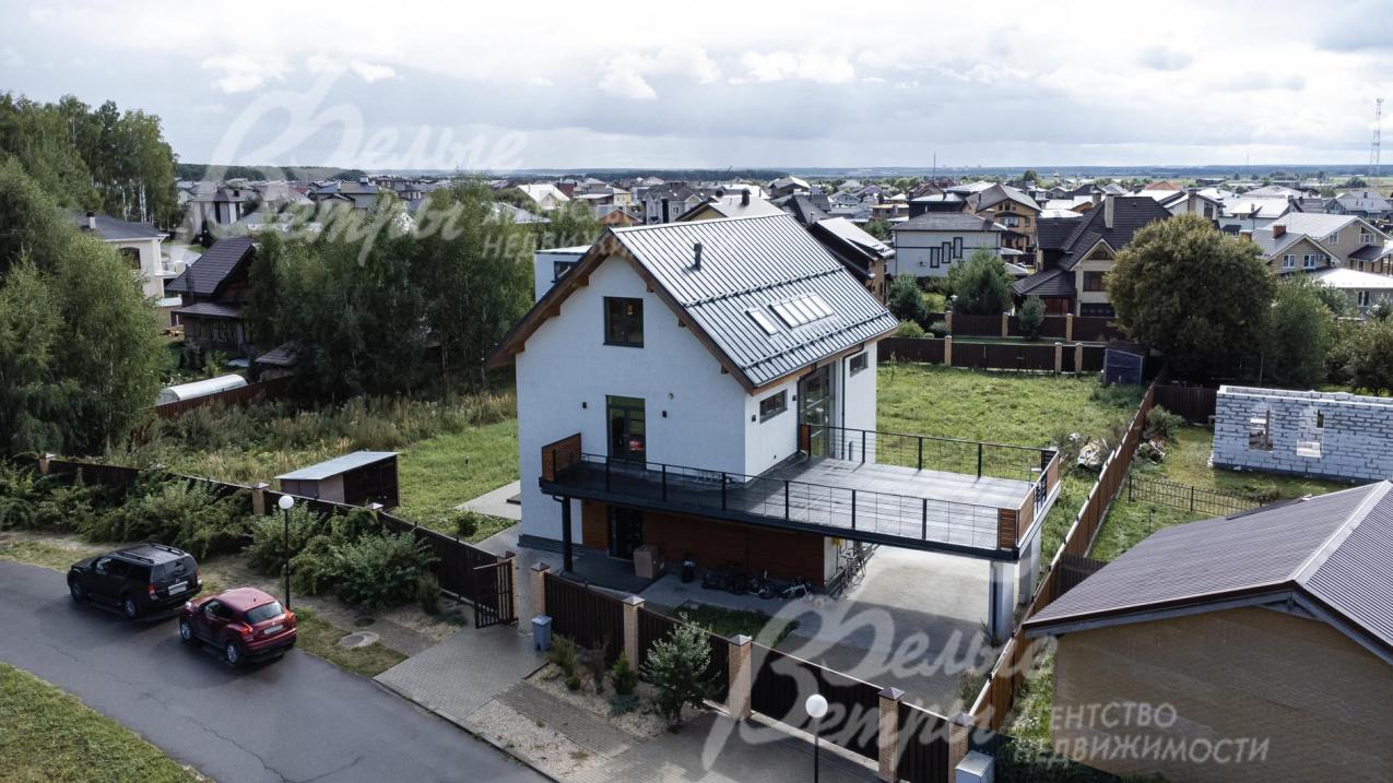 Коттедж с мебелью на участке площадью 22 сотки в охраняемом коттеджном поселке Стольный