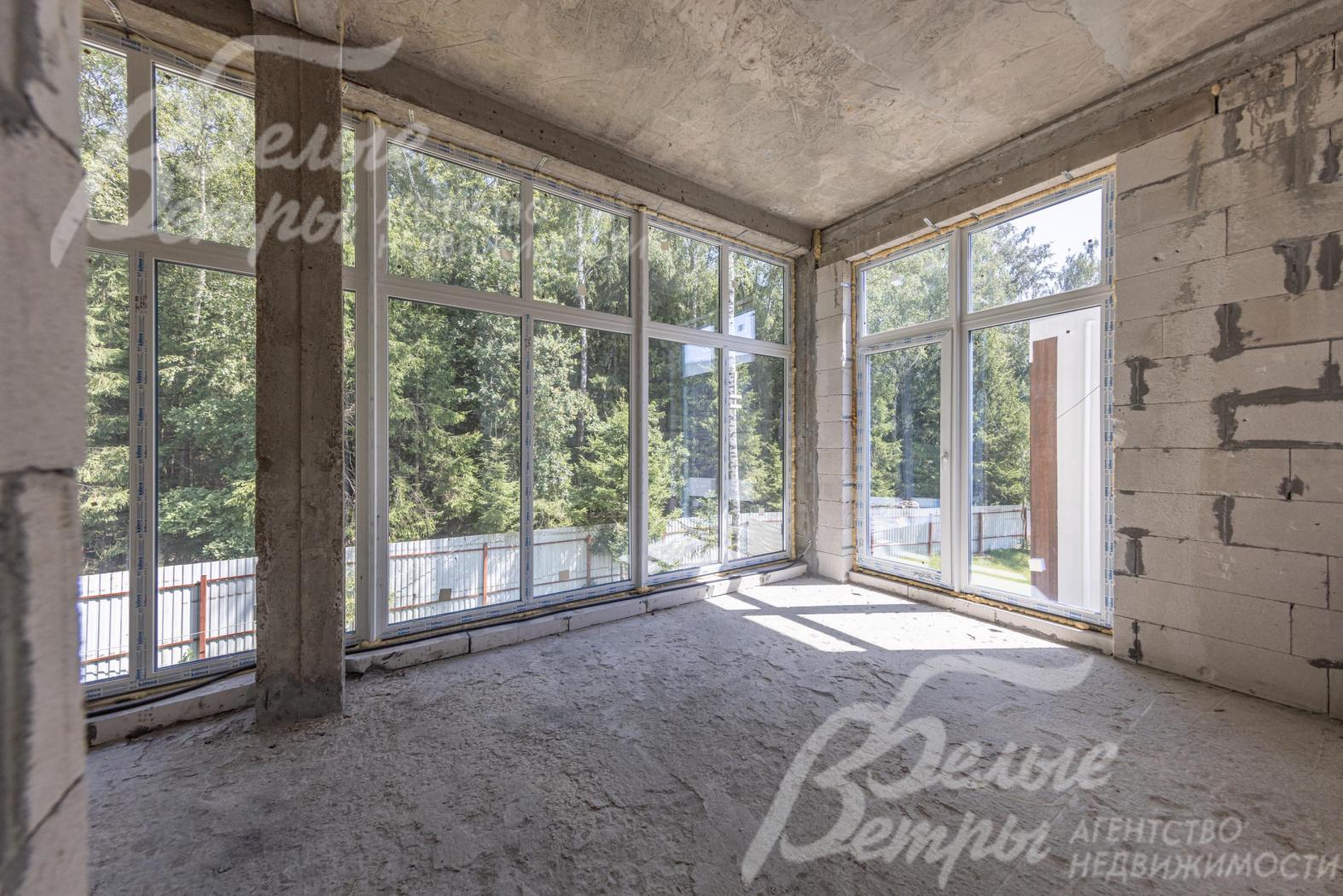 Выполнены все работы под чистовую отделку: возведены перегородки, на полу - полусухая стяжка