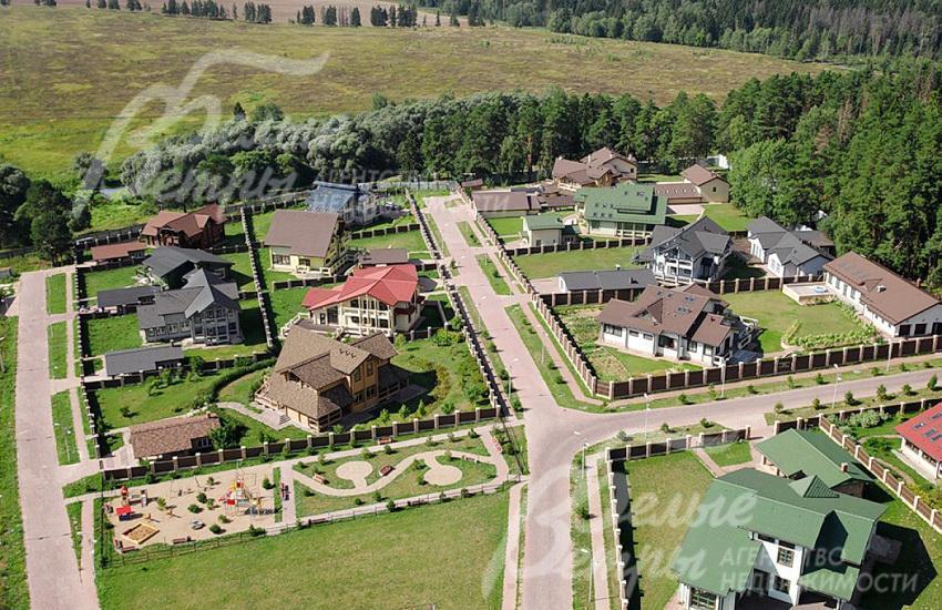 Участок в обжитом коттеджном поселке Сосновый бор