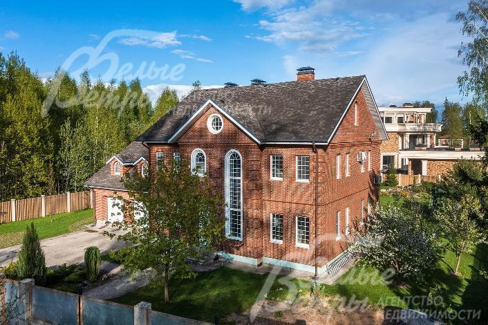 Участок правильной формы огорожен забором по периметру