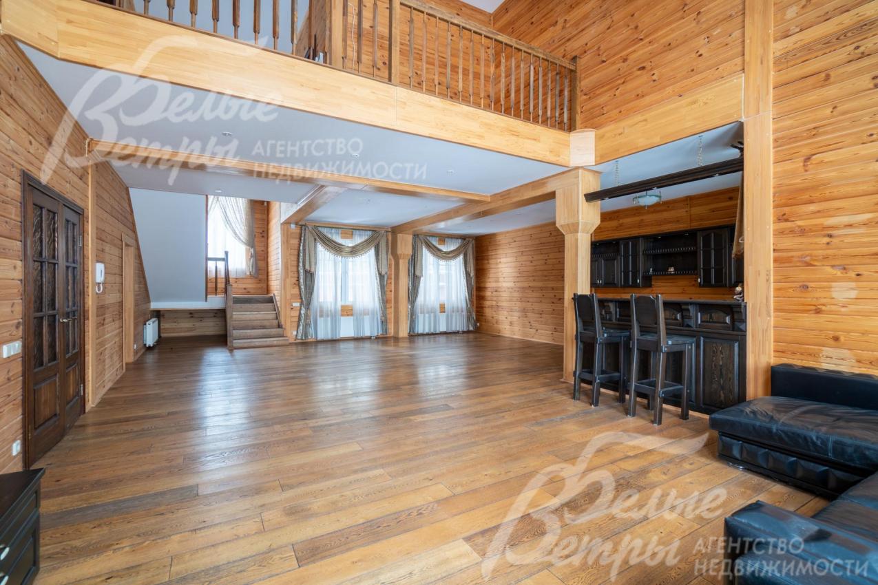 Стены гостевого дома отделаны вагонкой, полы - из массива дуба