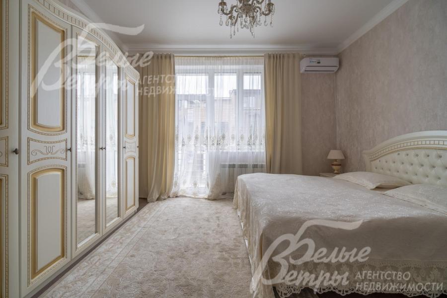 Спальня с выходом на балкон.