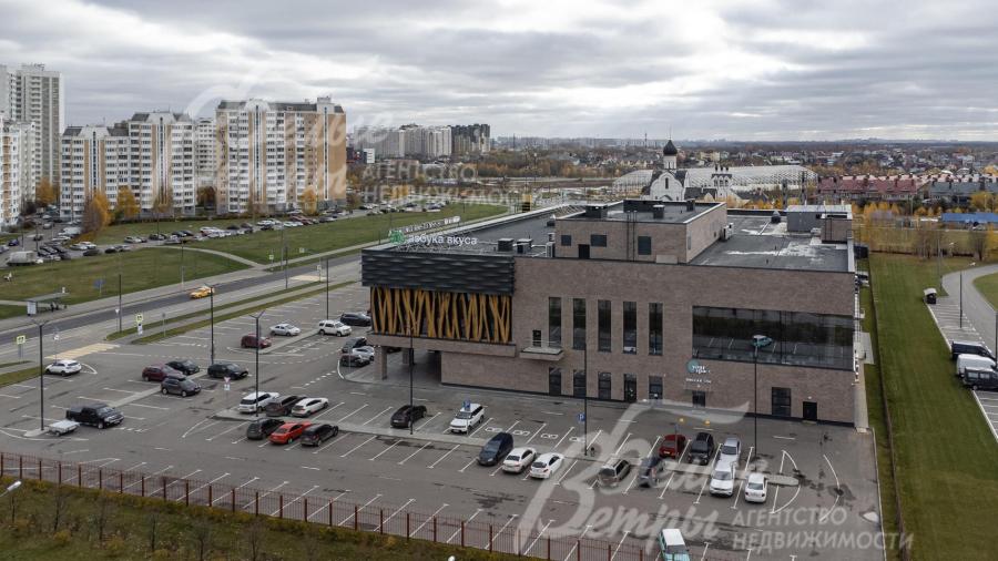 При въезде в поселок ТЦ Потапово (Азбука вкуса, фитнес с бассейном, ресторан) в 500 м от дома