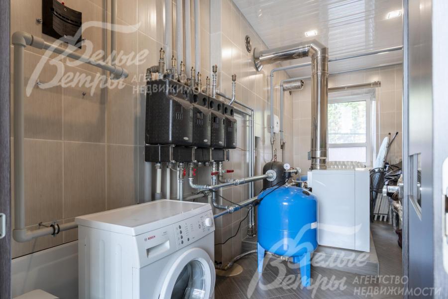 Котельная в гостевом доме на 1-м этаже. Отопление - от газового котла. Также в котельной установлены бойлер и стиральная машина