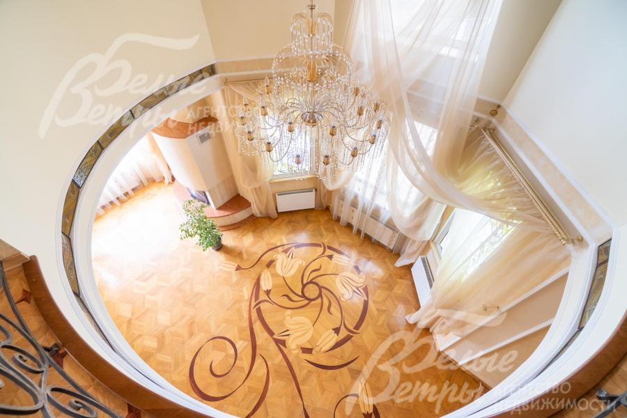 Вид со второго этажа дома на гостиную