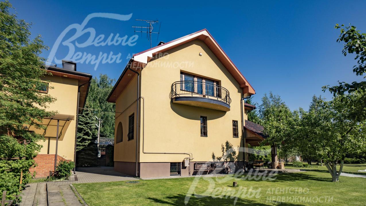 На участке кроме основного дома есть двухэтажное строение: на 1-ом этаже - гараж, на 2-ом - квартира под ключ