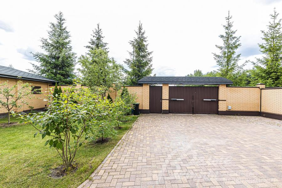 Участок по периметру огорожен высоким капитальным забором.