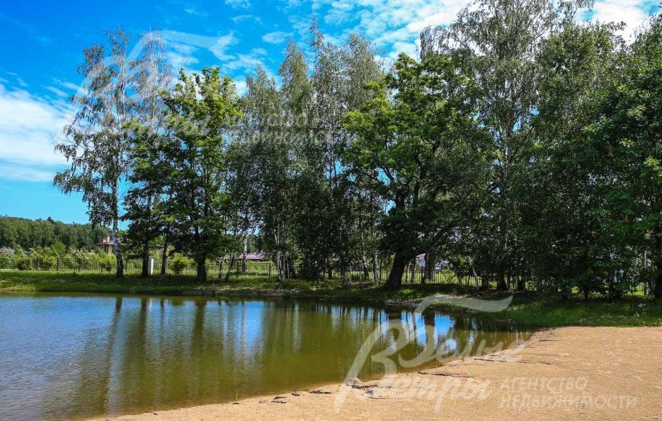 Озеро имеет свой песочный пляж.