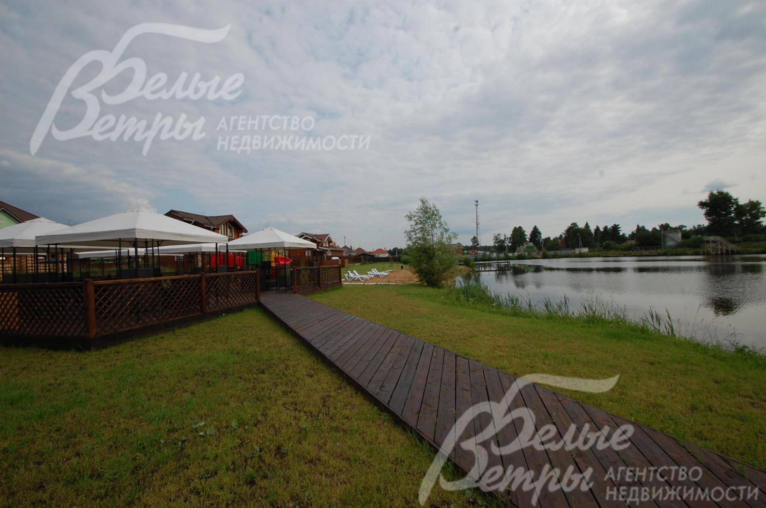 Прогулочная зона у озера