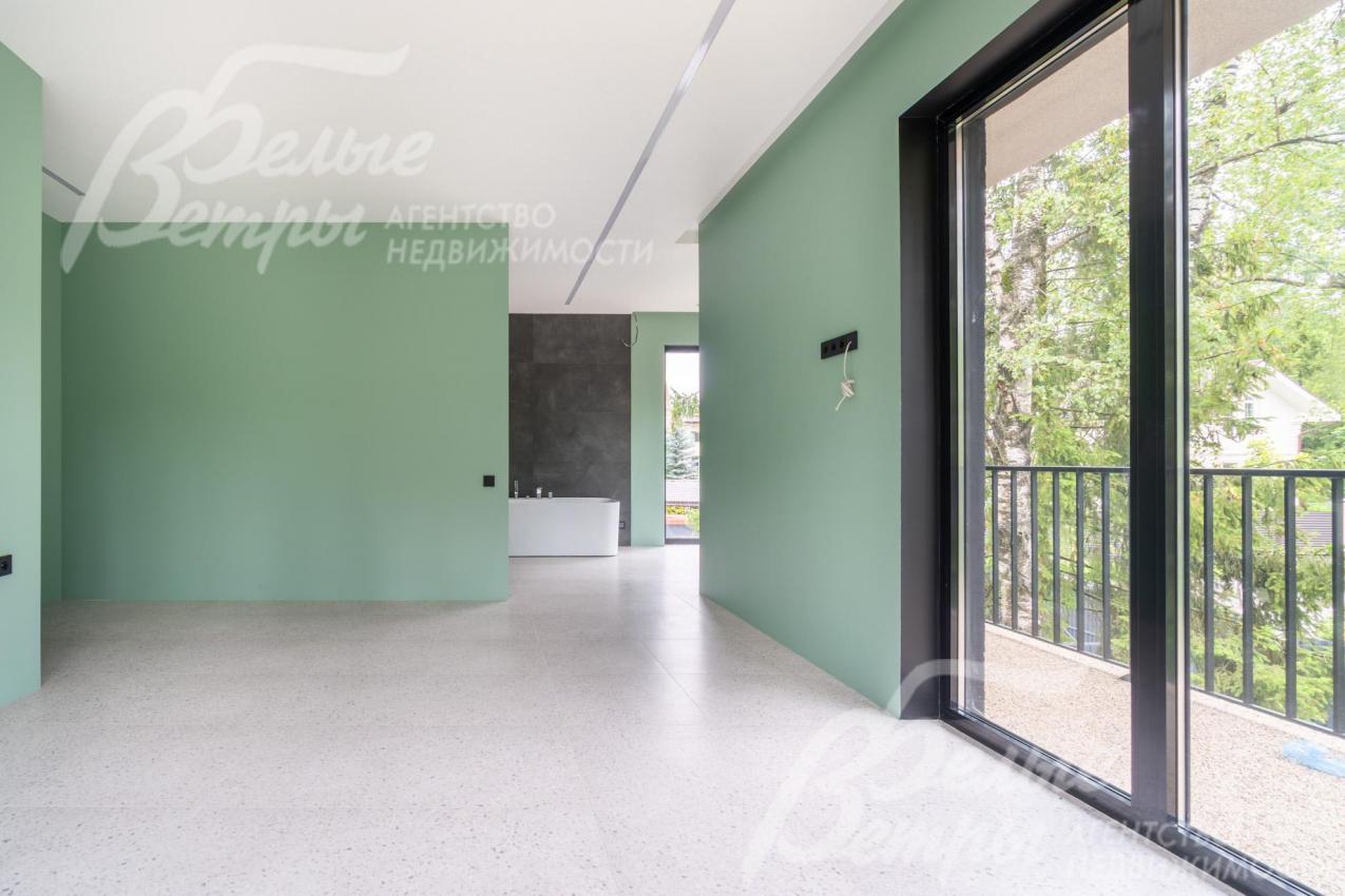 Мастер-спальня на втором этаже с выходом на балкон 28 кв.м и ванной комнатой открытого типа