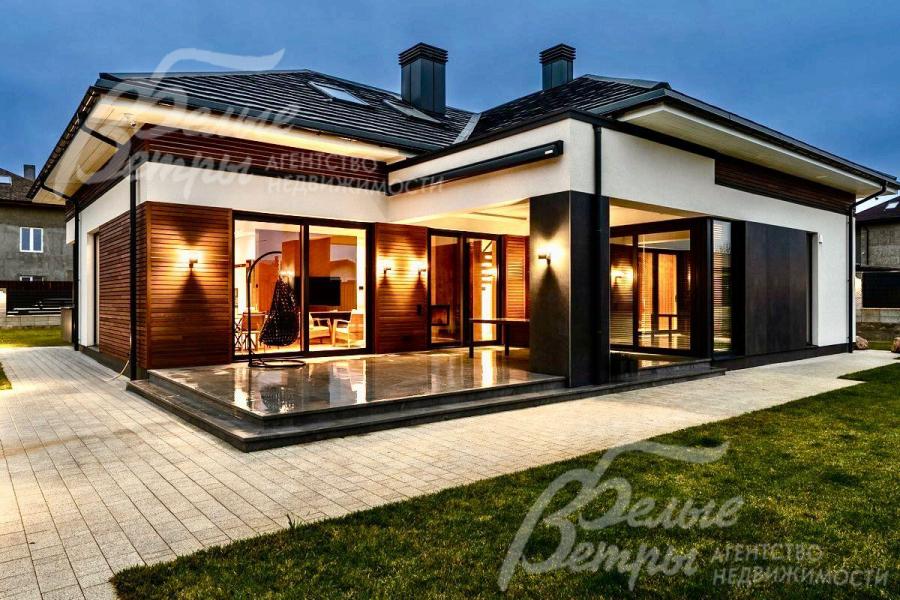 Красивая вечерняя подсветка дома и участка