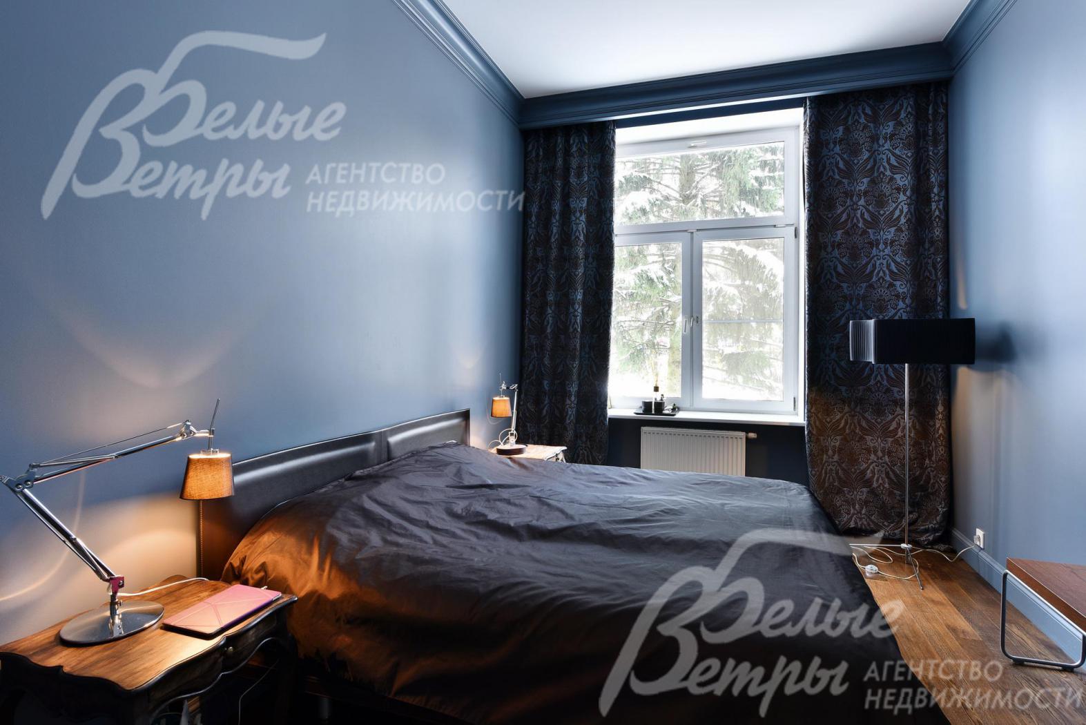 Спальня в двухуровневой квартире в поселке Светлый