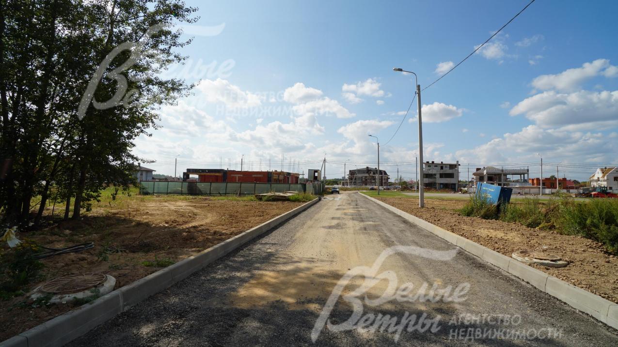 Широкая асфальтированная дорога к участку