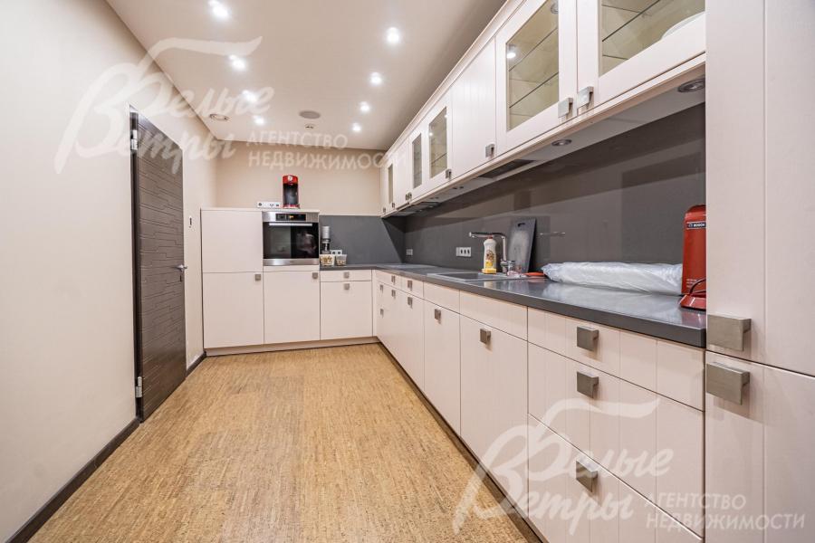 В цокольном этаже рабочая кухня LEICHT (Германия)