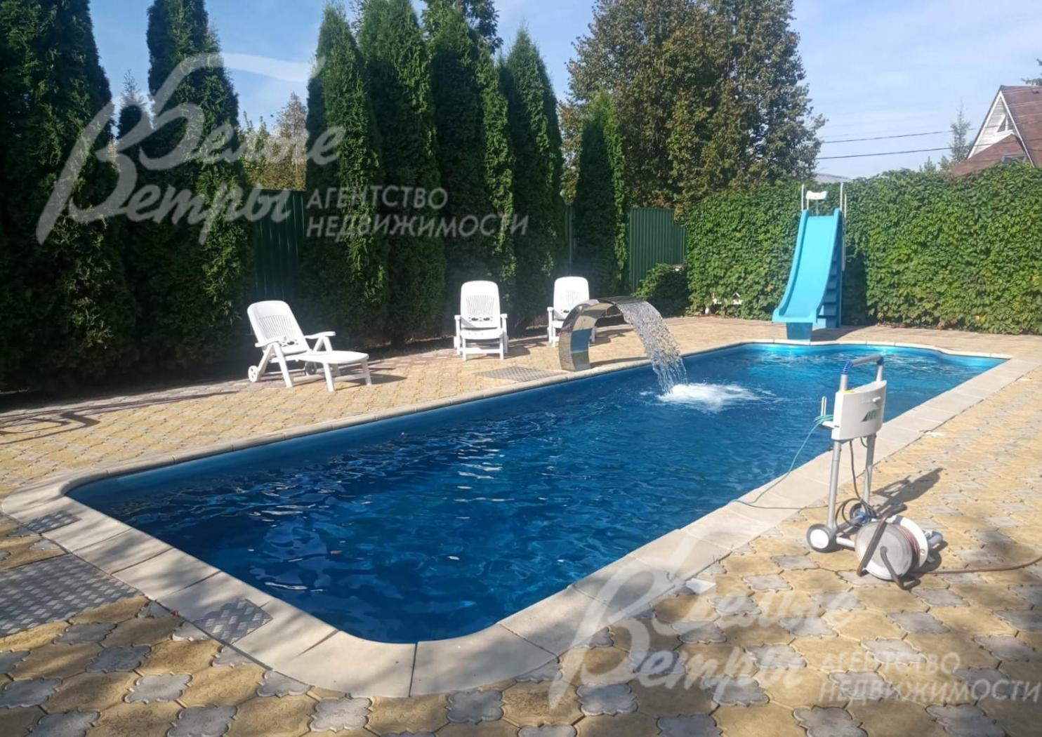 Открытый подогреваемый бассейн длиной 11 м 