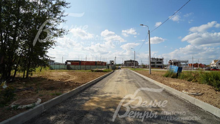 Широкая асфальтированная дорога к участку