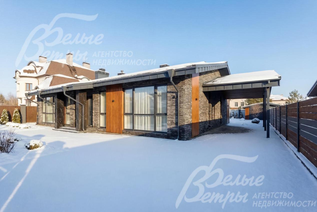 К дому примыкает навес на 2 авто