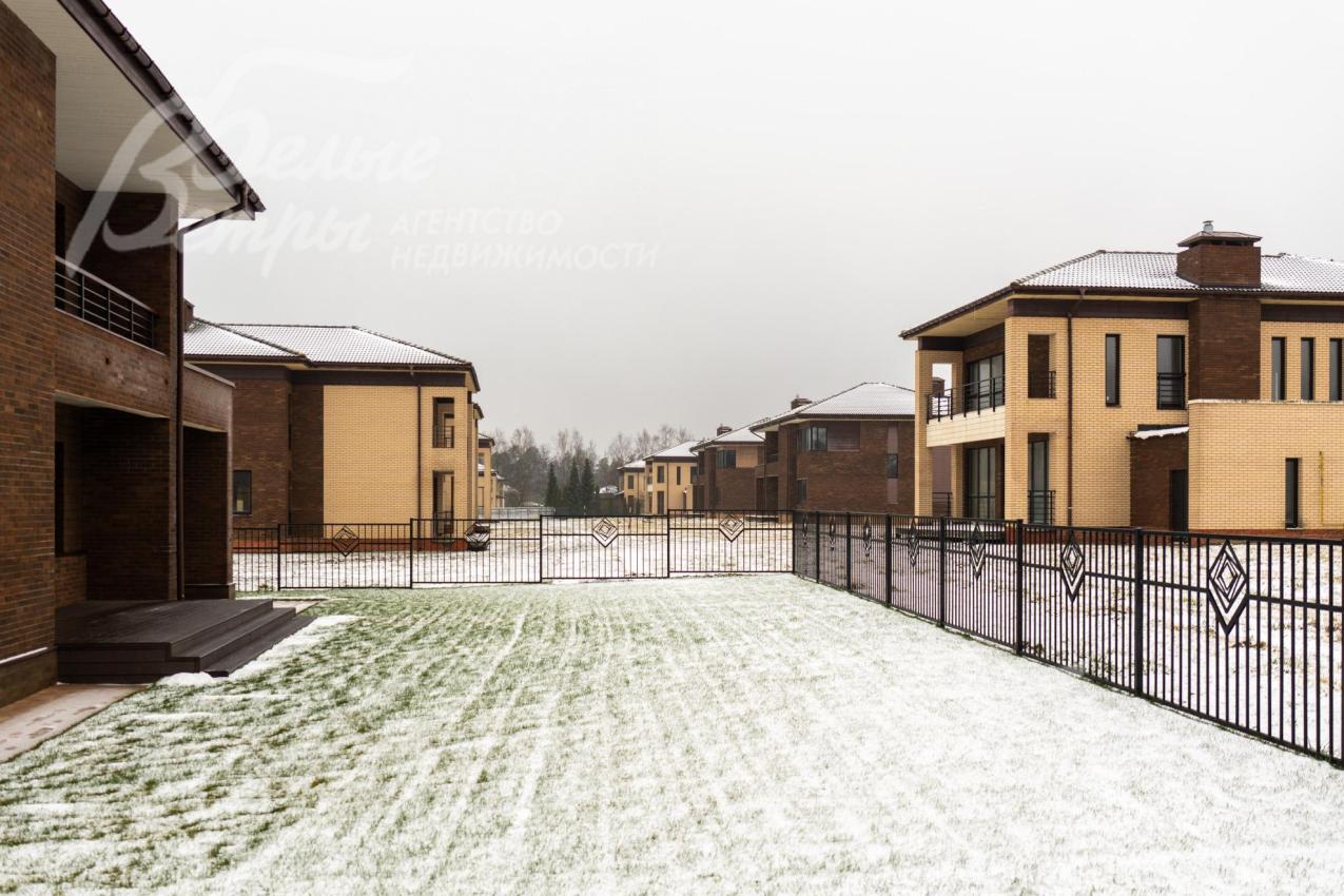 Участок огорожен кованым забором в едином стиле поселка