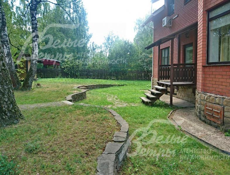 На участке взрослые деревья