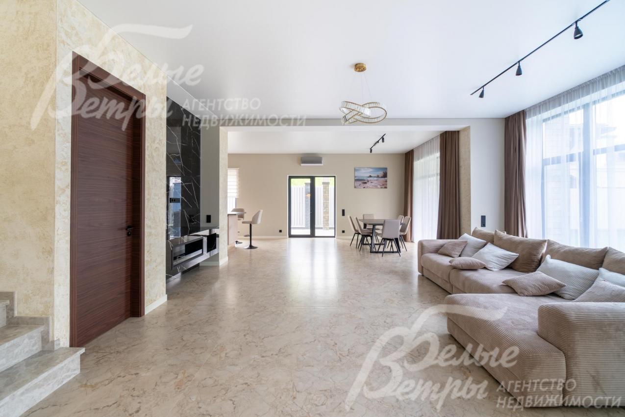 Гостиную украшает биокамин, отделанный керамогранитом