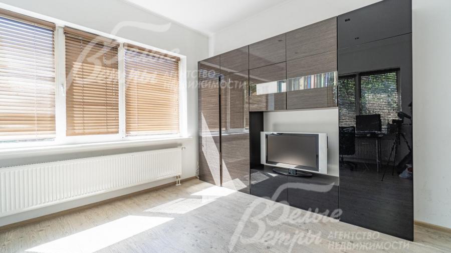 Установлена корпусная мебель в спальне