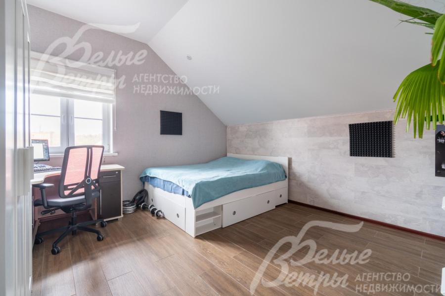 Одна из спален на втором этаже - укомплектована спальным гарнитуром и рабочим местом