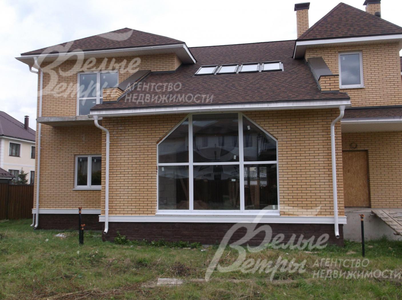 Двусветная гостиная с камином