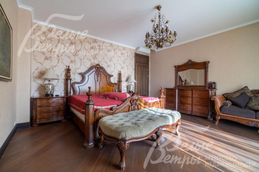 Мастер-спальня на втором этаже основного дома с роскошной мебелью и панорамным остеклением напротив кровати