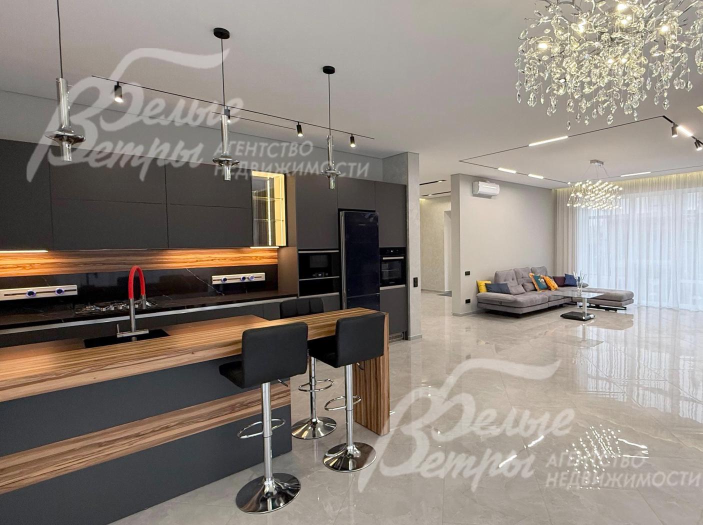 Объединённая гостиная и кухня-столовая. В доме выполнена отделка под ключ, частично установлена мебель