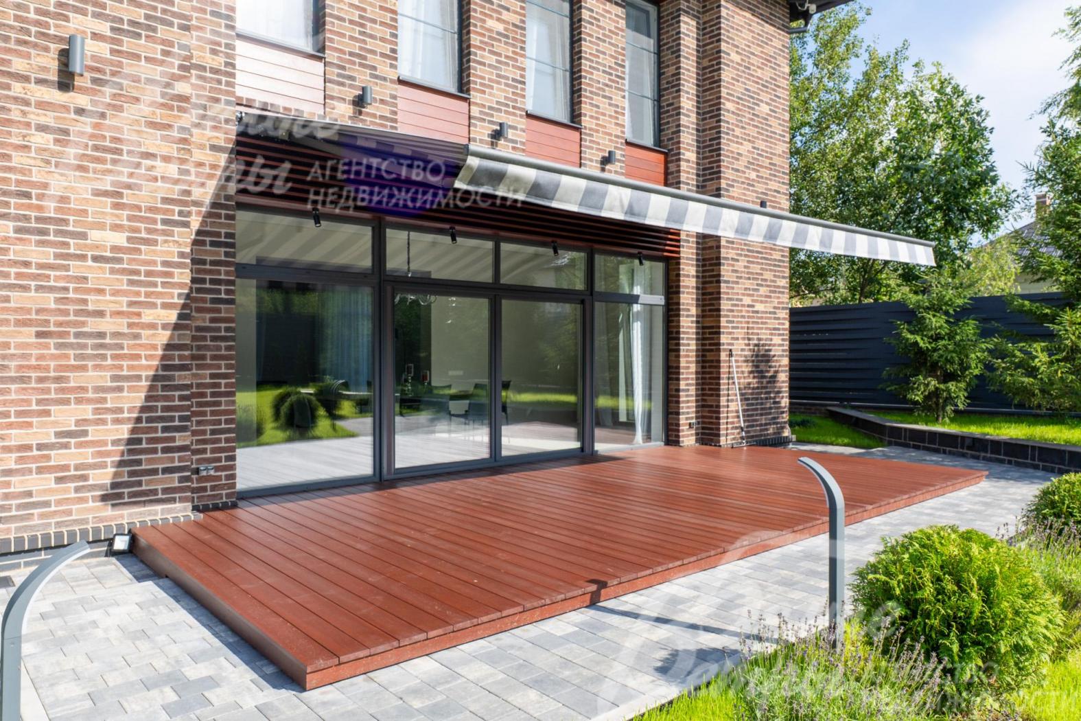 Выход на террасу через панорамный портал (окно-стеклопакет шириной около 5,6м, двери раздвигаются в проем шириной 2,8м