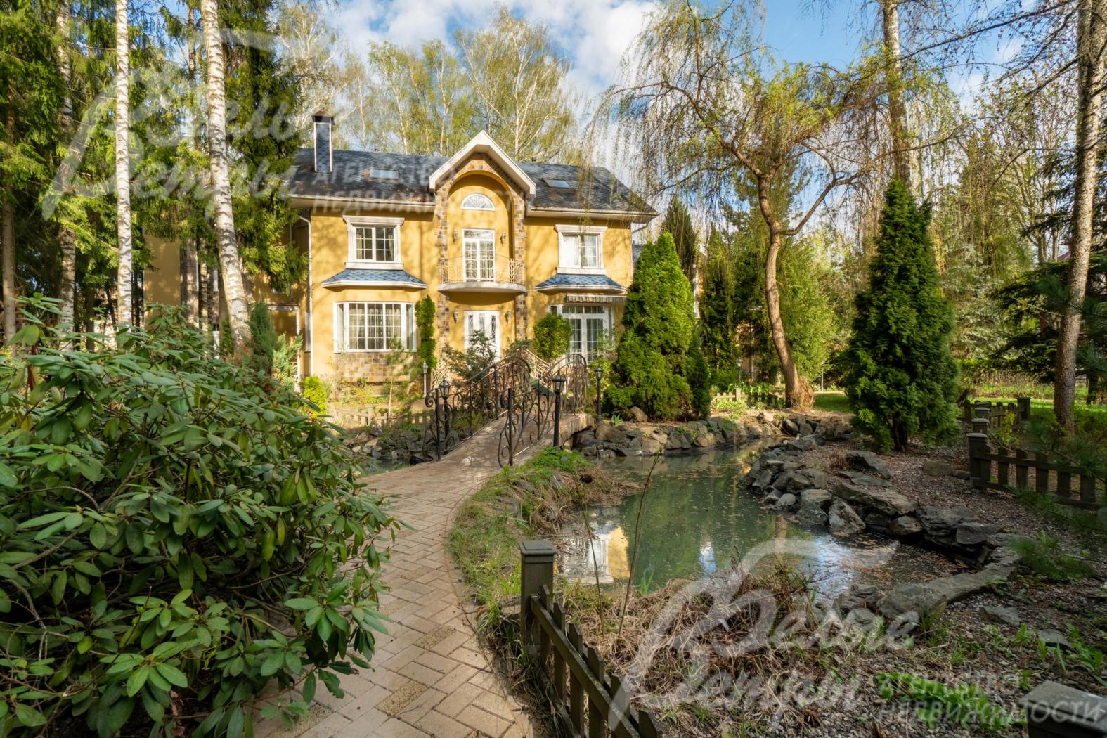 Вокруг дома - уникальный по своей красоте богато оформленный лесной участок с живописным ландшафтным дизайном